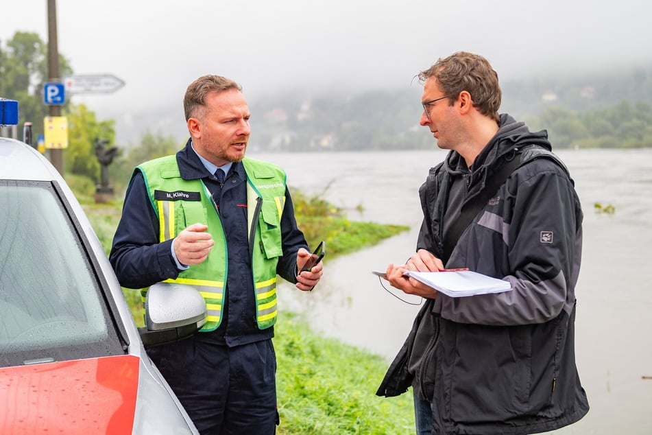 TAG24-Redakteur Herman Tydecks (r.) im Gespräch mit Feuerwehr-Sprecher Michael Klahre.