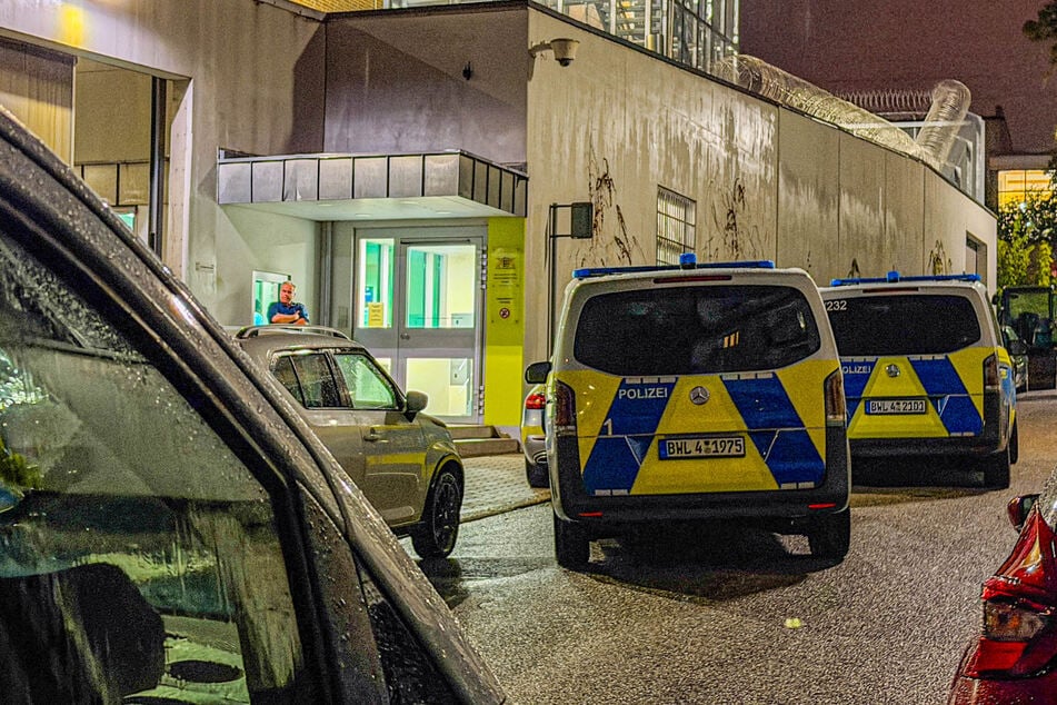 Abschiebe-Aufstand in JVA: Polizei versucht Insassen unter Kontrolle zu bringen