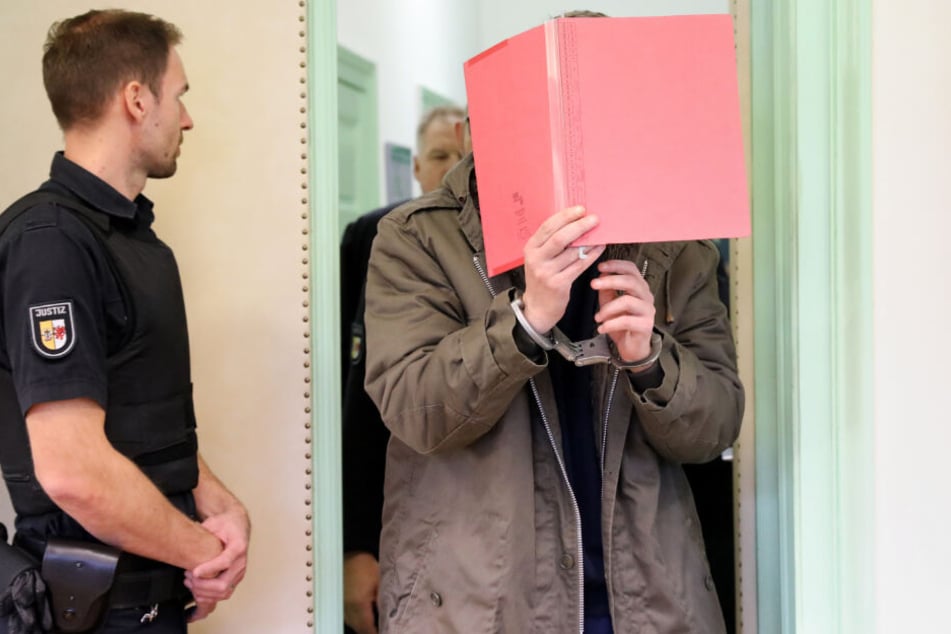 Bei der Fortsetzung des Mordprozesses um den Tod der sechsjährigen Leonie wird der angeklagte Stiefvater in den Gerichtssaal gebracht.