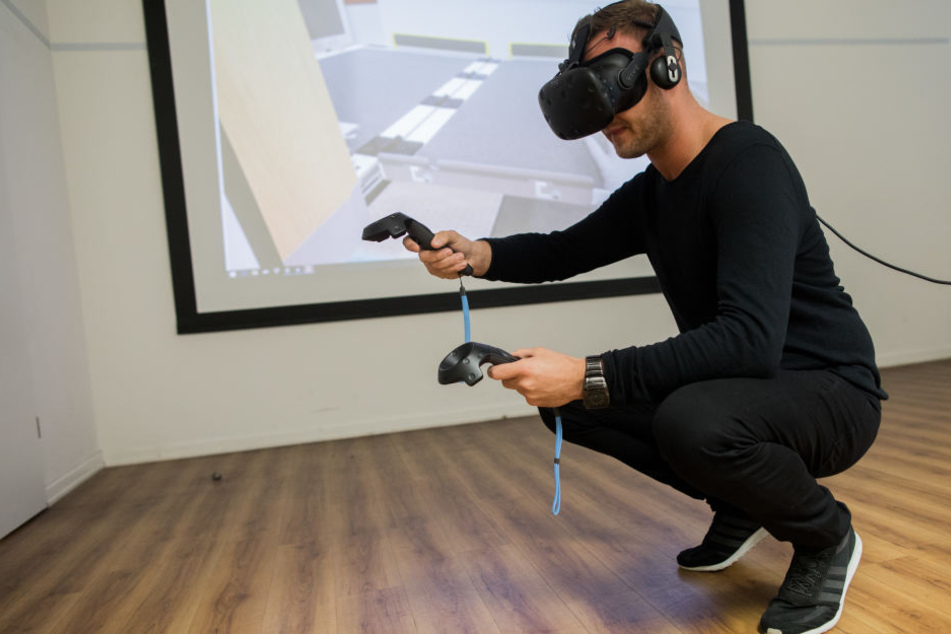 Zugbegleiter Daniel von Contzen übt bei einer Schulung mit Virtual Reality die Bedienung eines eingebauten Hublifts an den Türen eines ICE4 für Reisende mit Rollstuhl.