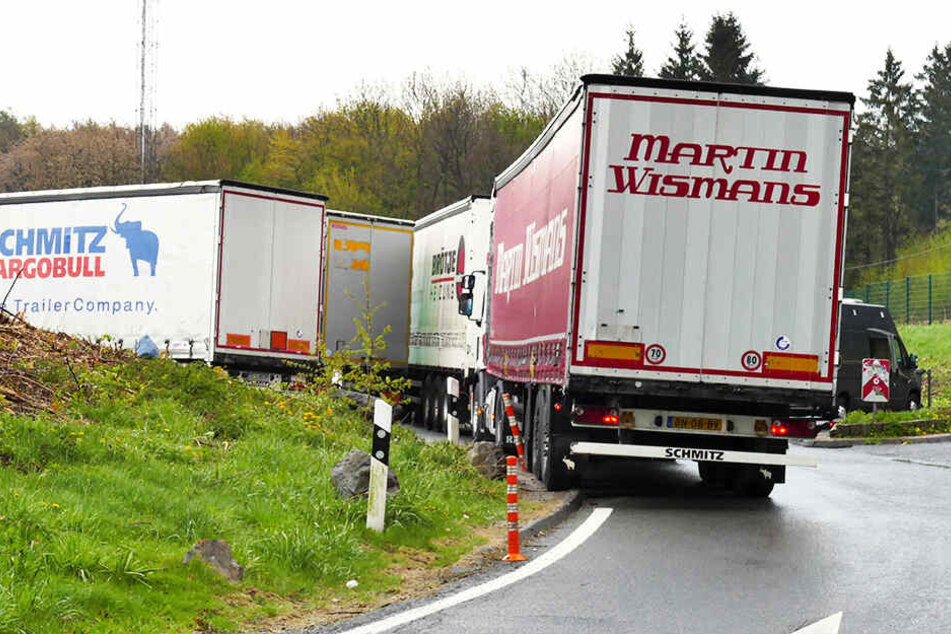 Überfüllter Parkplatz an einer Autobahn: Es gibt viel zu wenig Stellplätze, auch in Sachsen.