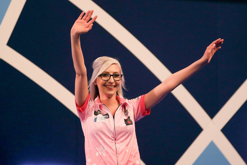 Fallon Sherrock jubelt nach ihrem Sieg anlässich ihres Einzugs in die 3. Runde der Darts-WM.