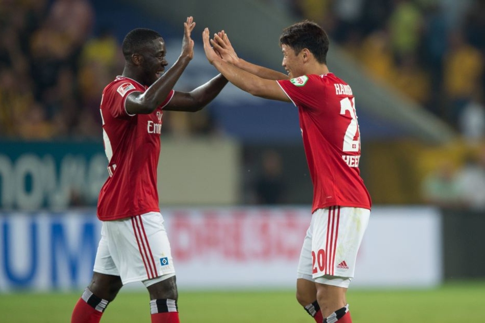 Orel Mangala (l) freut sich mit Hee-chan Hwang (r) über das 1:0.