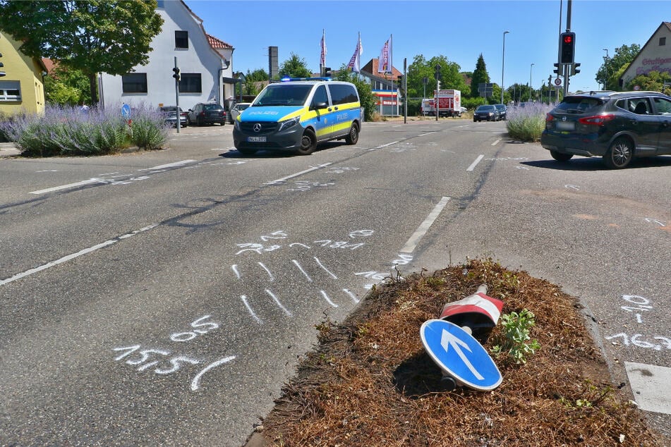 Der Mazda überfuhr noch eine Verkehrsinsel, bevor der Wagen mit einem Sprinter zusammenkrachte.