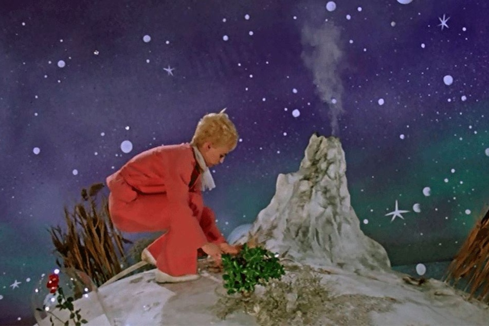 "Der kleine Prinz" (gespielt von Christel Bodenstein) auf seinem Heimatplaneten.