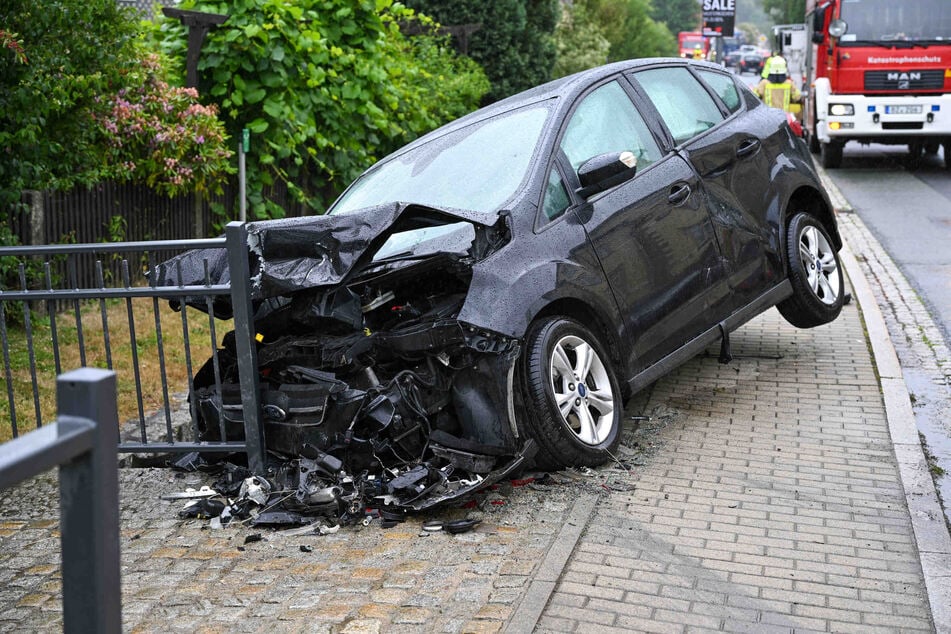 Am Freitag wurde ein Ford auf der Hauptstraße in Cunewalde in einen Unfall verwickelt.