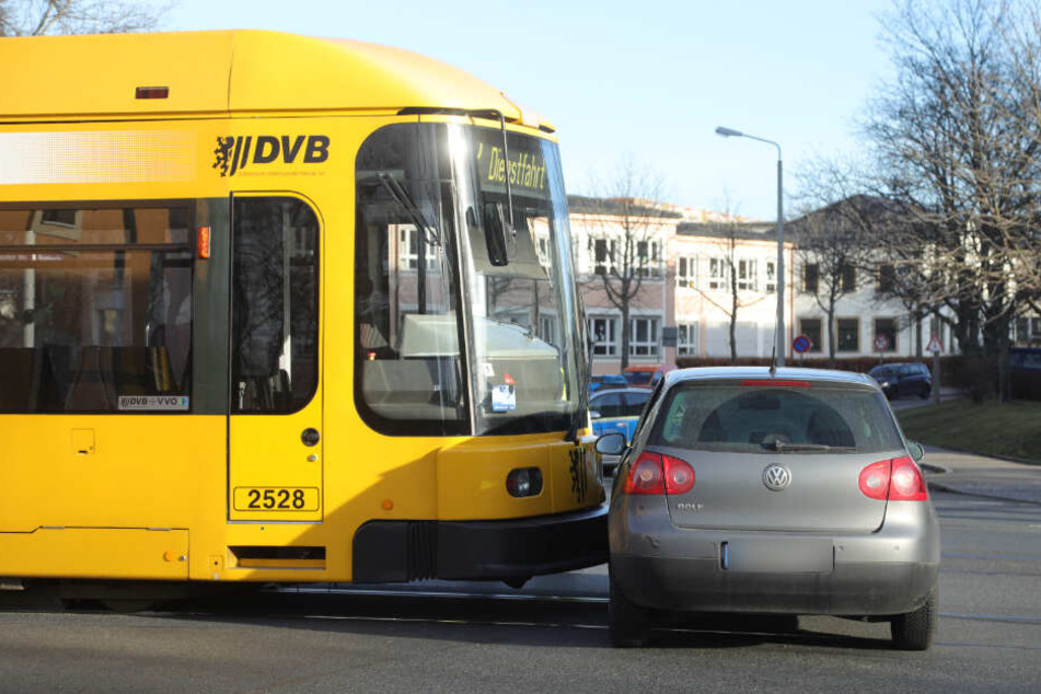 Straßenbahn und Auto kollidierten am Donnerstagmorgen auf der Bodenbacher Straße.
