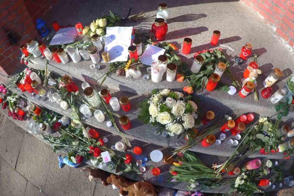 Die Eltern der Kinder haben dem Mädchen mit Kerzen und Blumen gedacht.