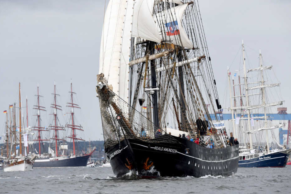Die "Roald Amundsen" führte die Windjammerparade zur Kieler Woche an.