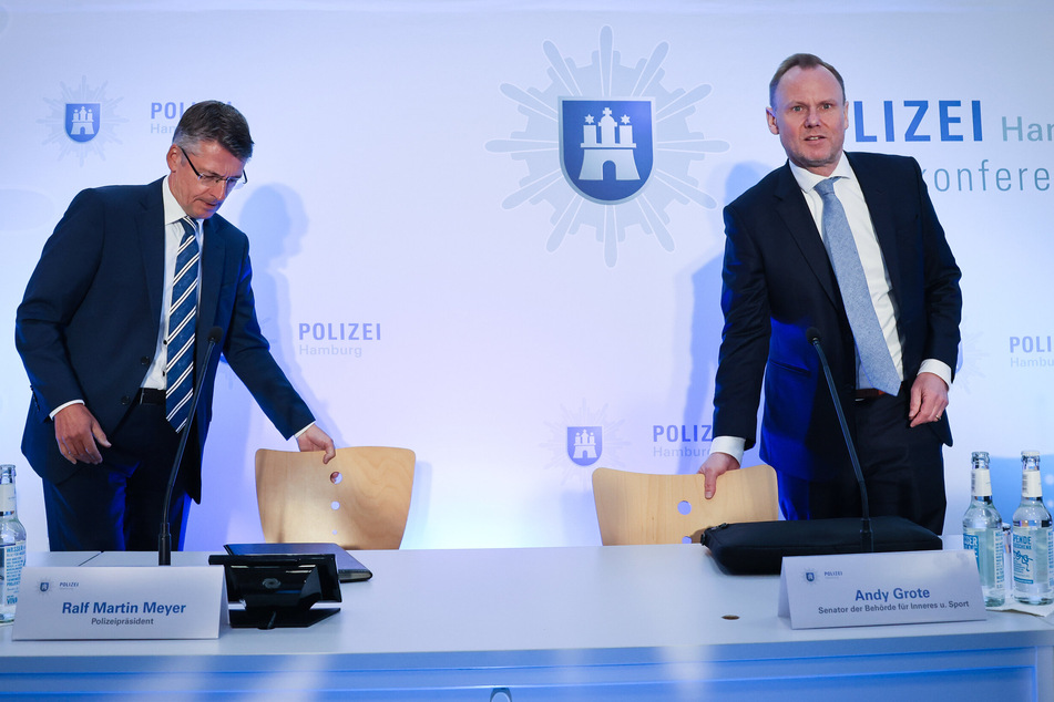 Hamburgs Polizeipräsident Ralf Martin Meyer (63, links) und Innensenator Andy Grote(54, SPD) bei der Vorstellung der Kriminalitätsstatistik für das Jahr 2022 am Mittwoch.