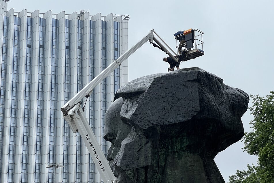 Ein Team der TU Chemnitz bohrte dem Monument am Mittwoch ein Loch in den Kopf.