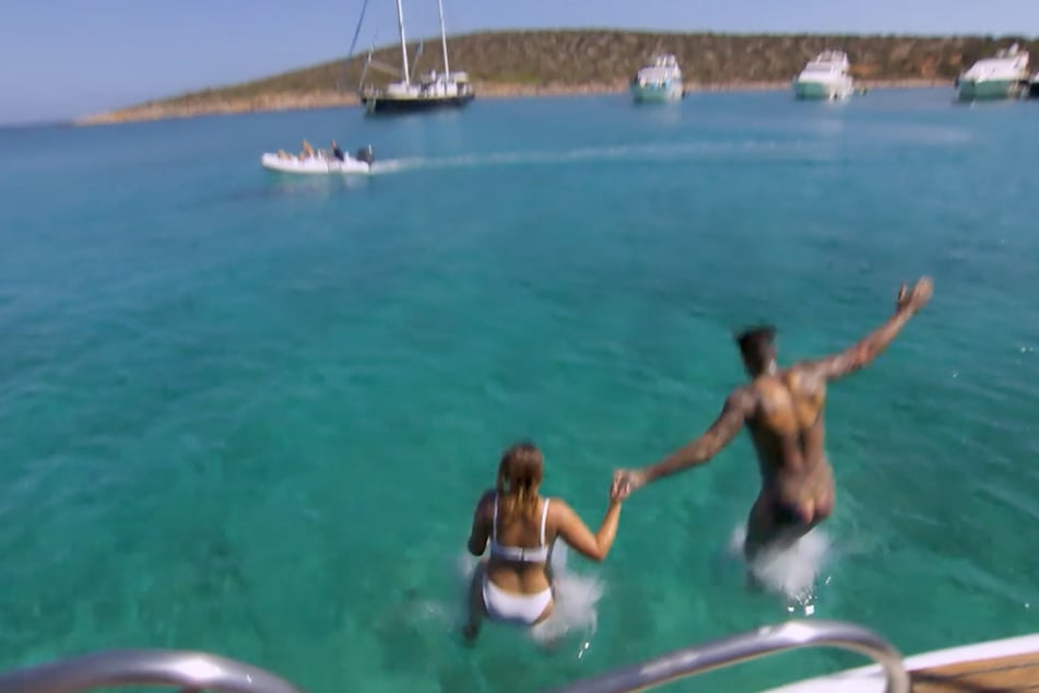 Nikola springt nackt mit Jasmin (24) ins Meer.
