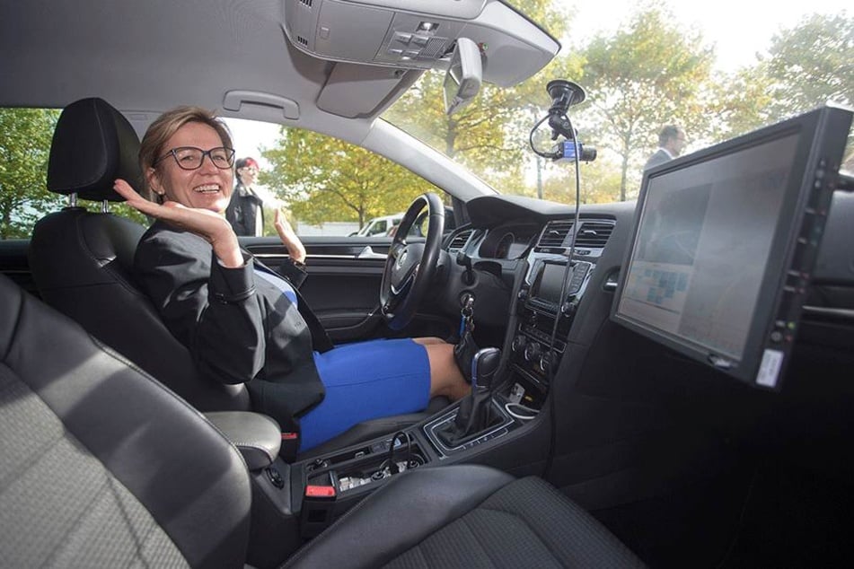 Durfte probesitzen, aber nicht probefahren: Ministerin Barbara Klepsch (52)
im Versuchsauto.