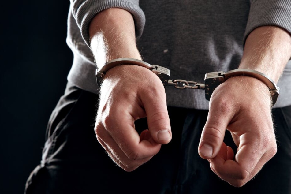 Während der 24-jährige in Gewahrsam musste, erhielt die 44-jährige Gewalttäterin lediglich eine Anzeige. (Symbolbild)