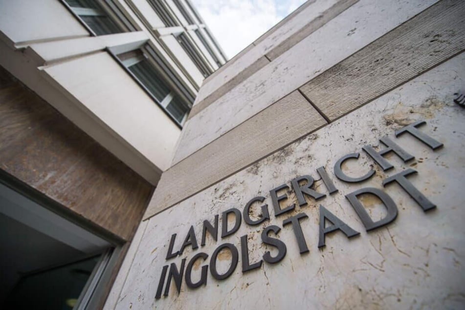 Der Schriftzug "Landgericht Ingolstadt" ist auf der Fassade vom Landgericht angebracht. Im Prozess um eine Bluttat in einem Schrebergarten in Gaimersheim soll am Montag das Urteil fallen.