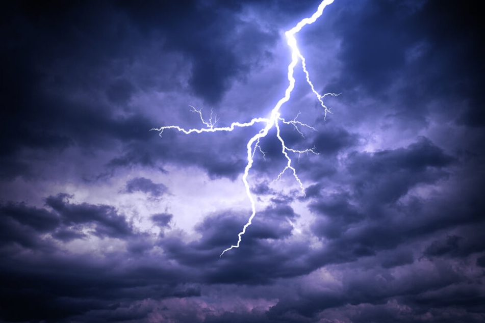 Ein Blitz erschüttert den Himmel (Symbolbild).