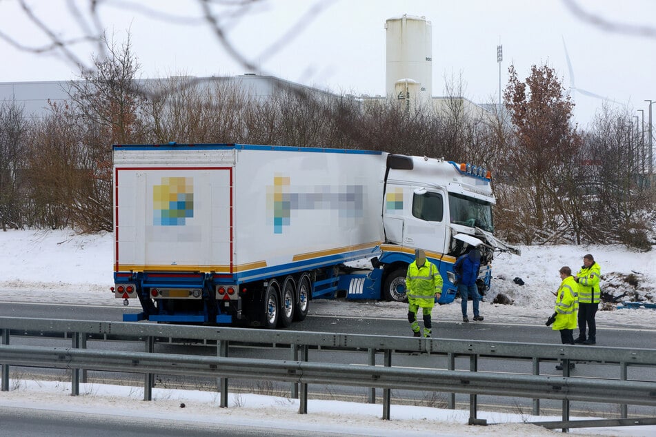 Am Montagmorgen kam ein Lkw aufgrund von Blitzeis von der Fahrbahn ab.