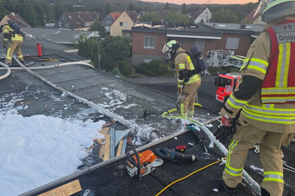 Aufwendiger Einsatz: Feuerwehr muss brennendes Dach mit Kettensägen öffnen