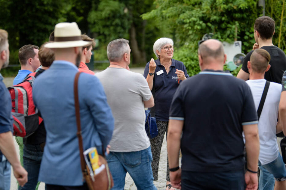 Ilse Tutter (M), Biologin und Zoo-Guide, unterhält sich während ihrer Führung zu homosexuellem Verhalten bei Tieren im Tierpark Hellabrunn mit ihrer Gruppe.
