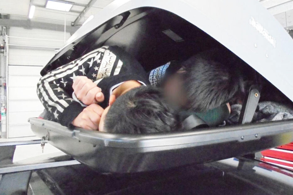 Schmuggler versteckt drei Menschen in Auto-Dachbox