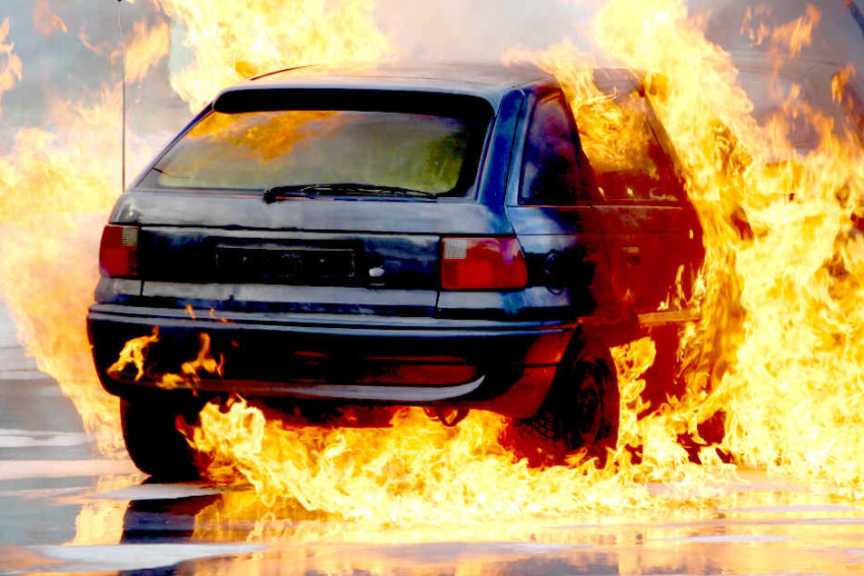Ein Mann hat einen 48-Jährigen aus seinem brennenden Auto gerettet (Symbolbild).