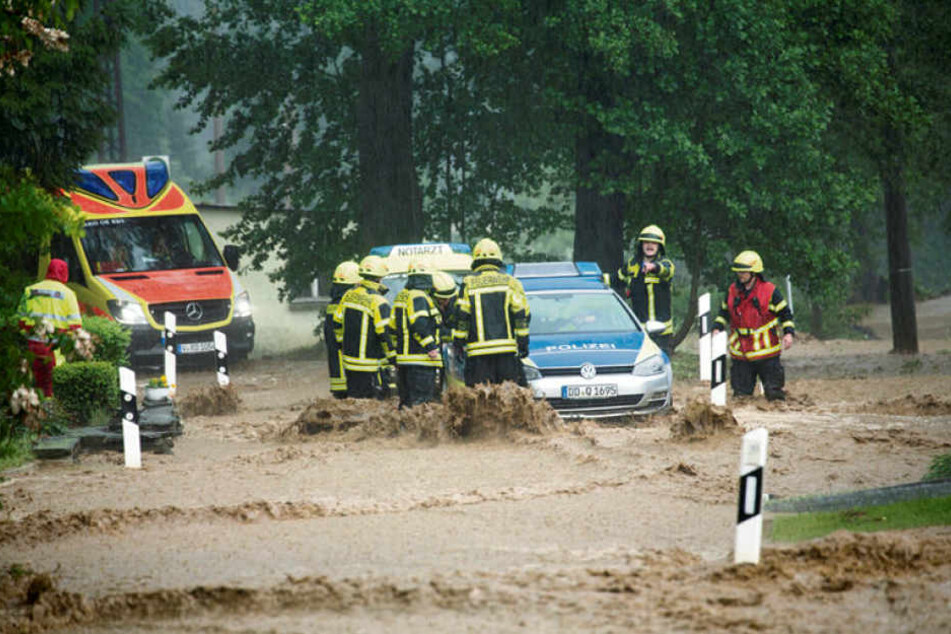 Die Schlammfluten, die Ende Mai in Oberhermsgrün die Dorfstraße hinunterstützten, brachten auch die Rettungskräfte in Gefahr.