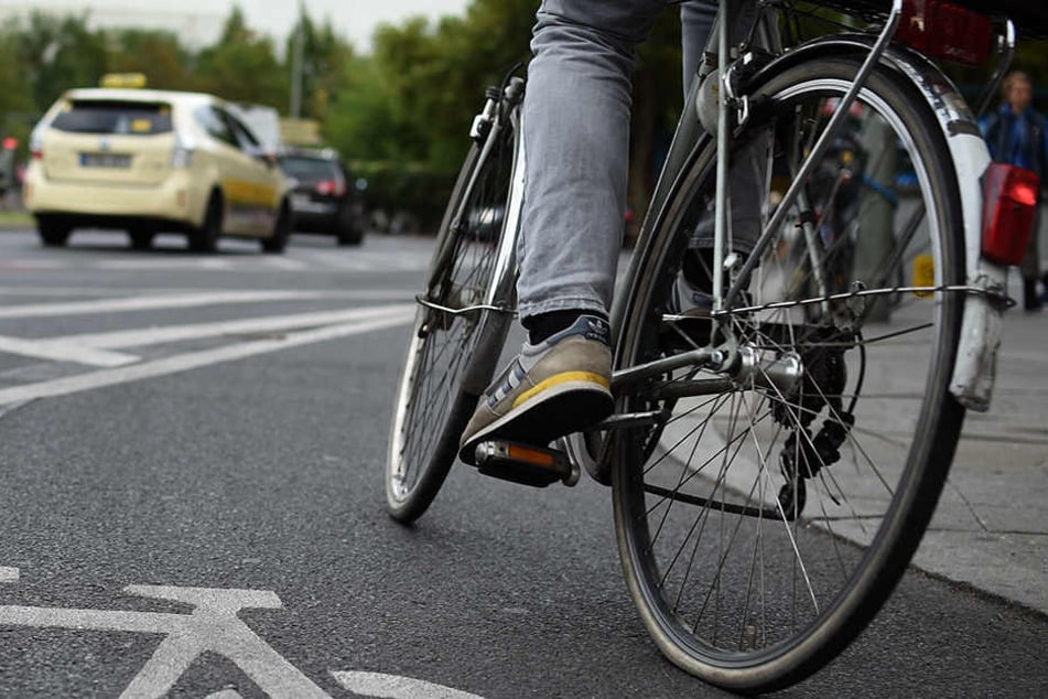 Noch im Vorbeifahren schlug der Fahrradfahrer dem 20-Jährigen ins Gesicht. (Symbolbild)