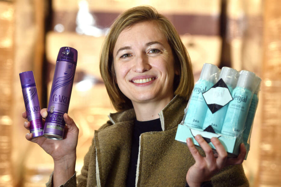 Fit-Mitarbeiterin Jana Groß mit Haarsprays, die in der neuen Halle lagern sollen. Fit hatte die Marke Gard 2015 übernommen.