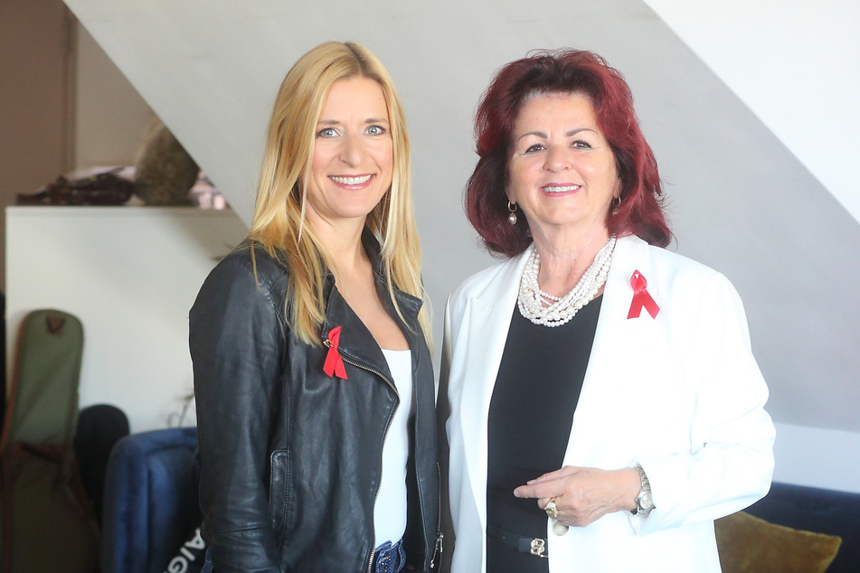 Stefanie Hertel (46, l.) und Viola Klein (67) freuen sich auf die Dresdner "Hope Gala" im Schauspielhaus.