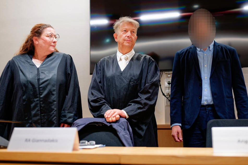 Der Angeklagte (r.) steht im Verhandlungssaal neben seinen Rechtsanwälten Dimitrios Giannadakis (M.) und Barbara Schammer (l.). Für die Verteidigung fiel die Strafe zu hoch aus.
