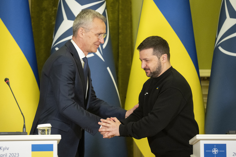 Jens Stoltenberg (64, l.), Nato-Generalsekretär, und Wolodymyr Selenskyj (45, r.), Präsident der Ukraine. Letzterer hat seine Teilnahme am Nato-Gipfel in der litauischen Hauptstadt Vilnius offiziell bestätigt und ist mittlerweile eingetroffen.