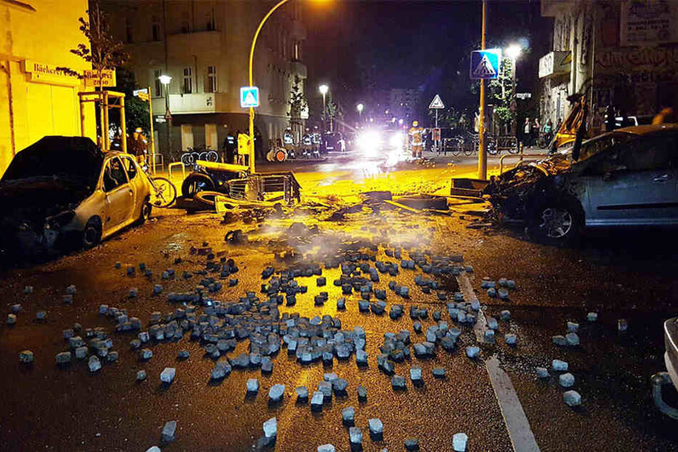 In der Nacht wurden in der Rigaer Straße Autos angezündet und es flogen Pflastersteine durch die Gegend.