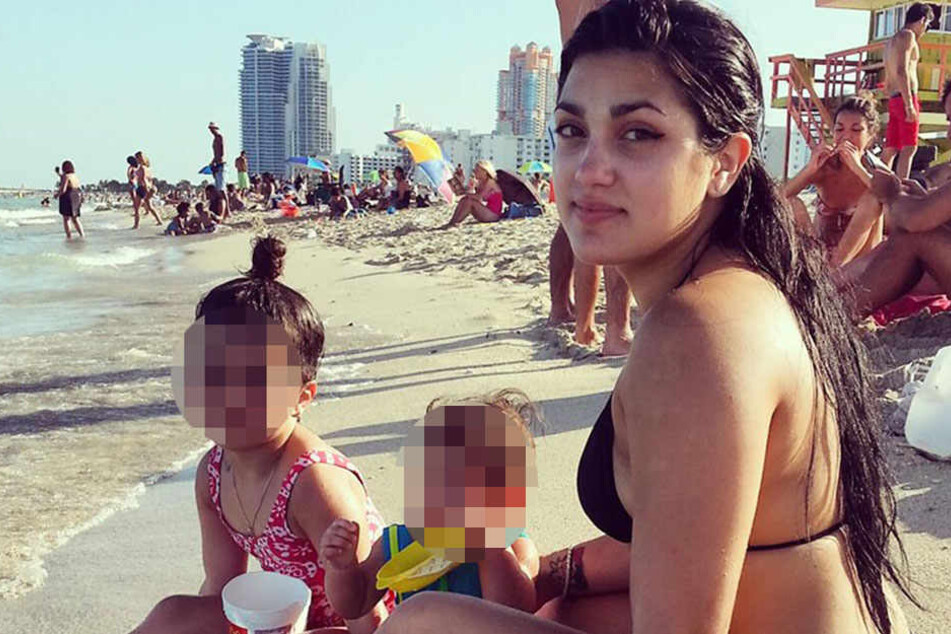 Danea Plasencia mit zwei ihrer Kinder am Strand.