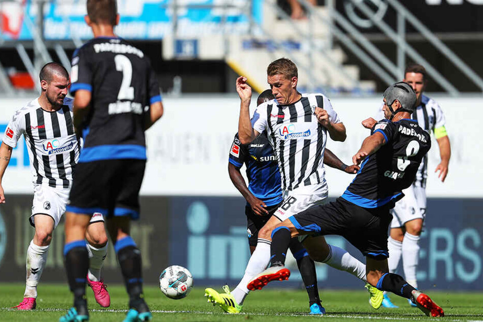 Paderborns Klaus Gjasula (r) im Kampf um den Ball mit Nils Petersen (2.v.r) aus Freiburg.