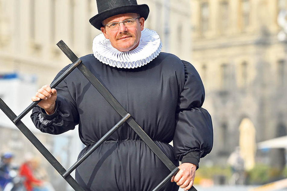 "Pflaumentoffel" Mario Baldauf (48) arbeitet seit über zehn Jahren als Stadtführer. Nun geht er mit seinen Gästen auf Weihnachtstour.