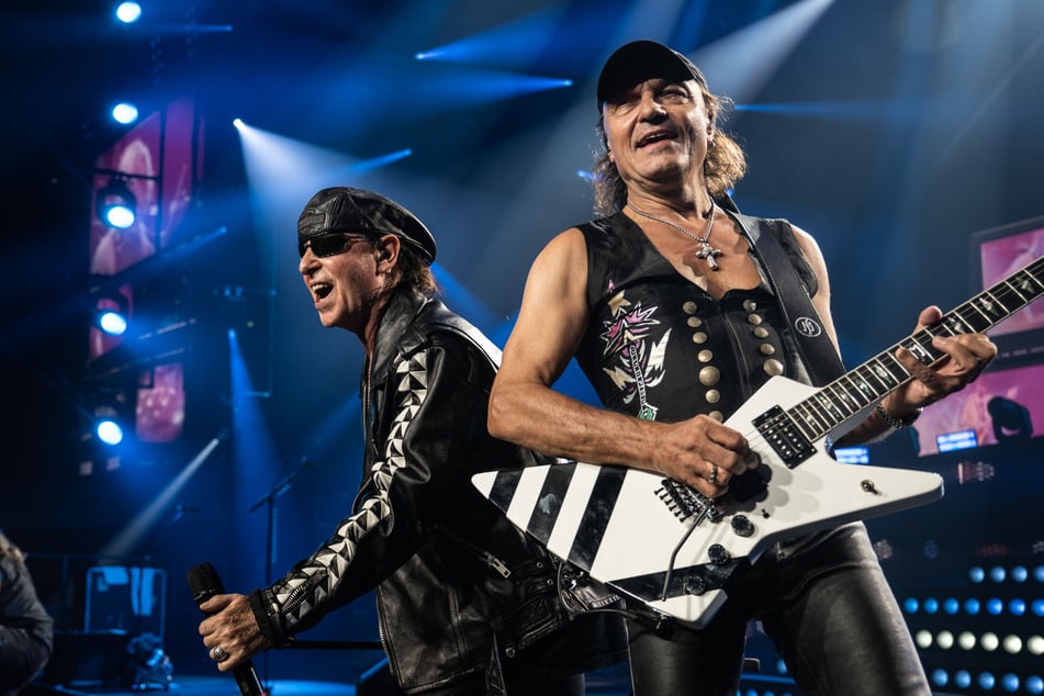 Gitarrist Matthias Jabs (r., 68) hat sich leider verletzt. Scorpions-Frontmann Klaus Meine (76) muss mit seinen Bandkollegen auf dessen Genesung warten.