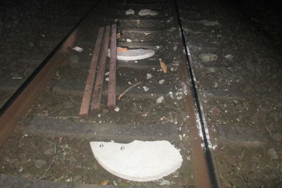 Wegen der Betonteile mussten zwei Züge eine Schnellbremsung einleiten.