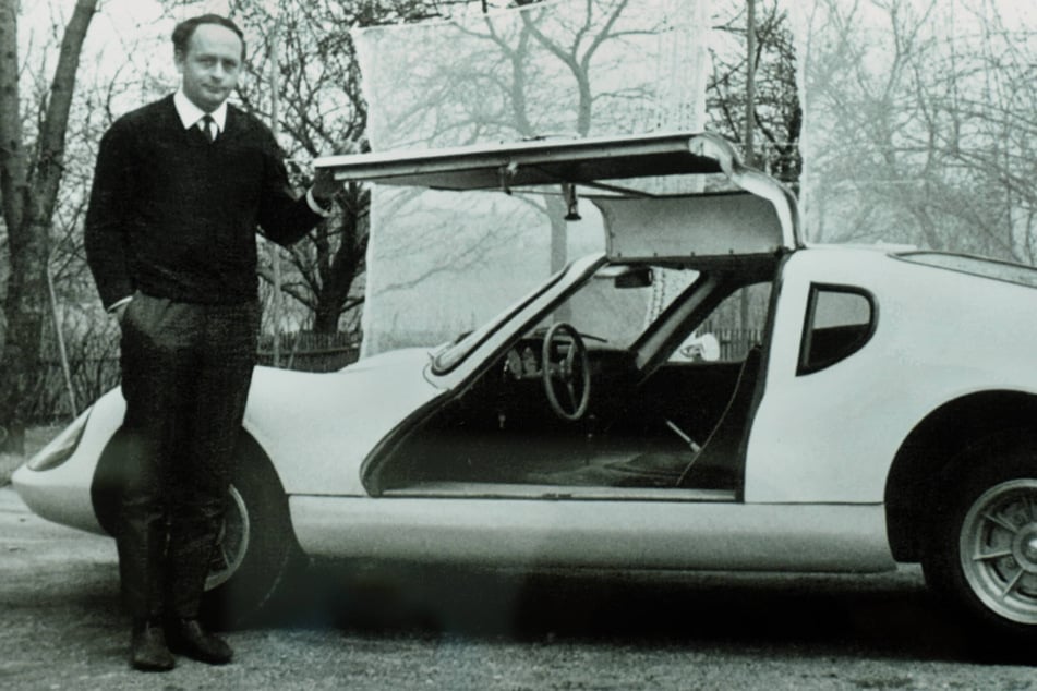 Heinz Melkus Ende der 1960er-Jahre neben seinem Melkus RS 1000.