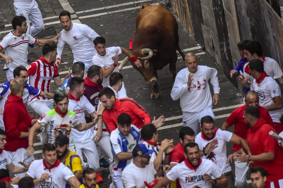 Ein Kampfstier läuft am gestrigen Sonntag während des "Sanfermines"-Festes zwischen den Menschen umher.