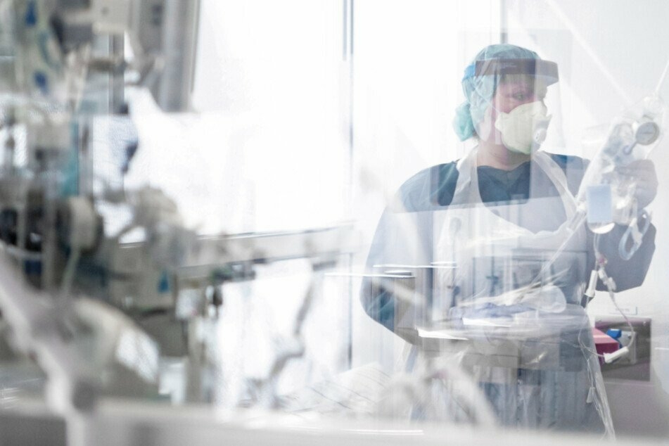 Insgesamt 19 unabhängig voneinander arbeitende Angestellte des Städtischen Klinikums Magdeburg wurden positiv auf Covid-19 getestet. (Symbolbild)