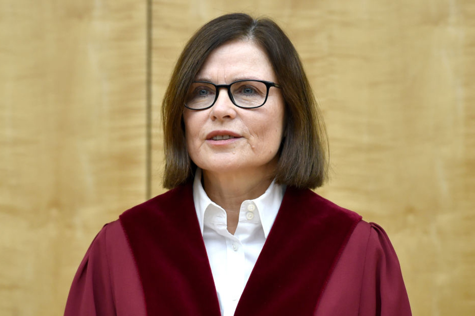 Die Präsidentin des NRW Verfassungsgerichtes Ricarda Brandtseröffnet in einem Saal die Sitzung.