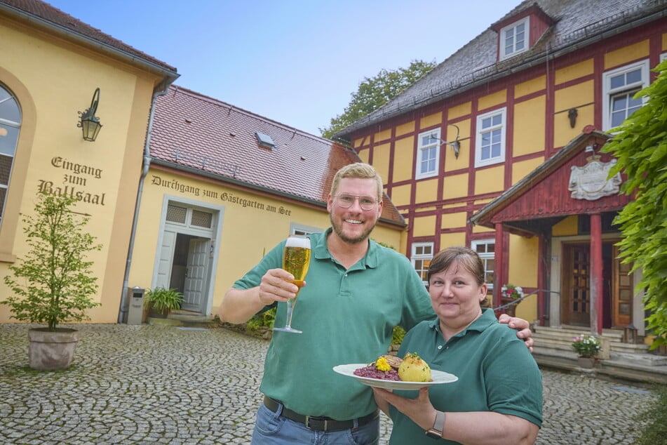 Holger Förstemann (39) und Heike Schwarzer (60) betreiben seit wenigen Monaten "Adams Gasthof" in Moritzburg.