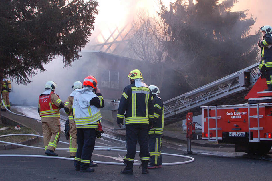 Die Einsatzkräfte der Feuerwehr konnten die Flammen schnell unter Kontrolle bringen, die Tischlerei aber wurde vollständig zerstört.