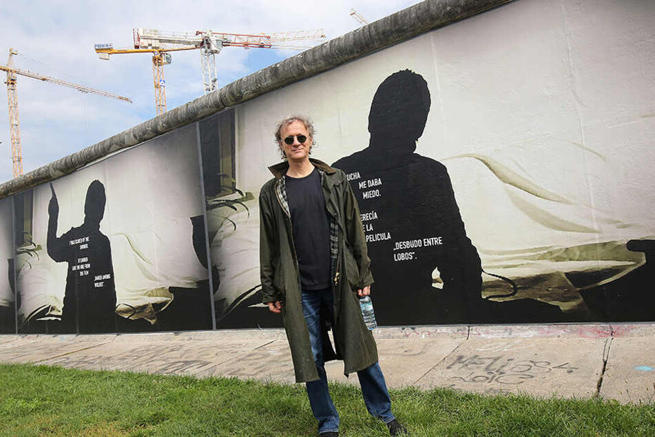So sieht es aktuell auf der Rückseite der berühmten East-Side-Gallery aus. Stefan Roloff hat dort seine Kunstwerke zum Thema Todesstreifen ausgestellt.