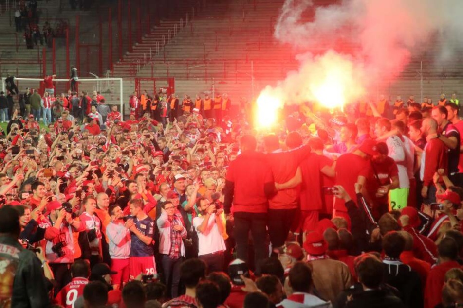 Nach Schlusspfiff stürmten die Fans den Platz, um mit der Mannschaft zu feiern.