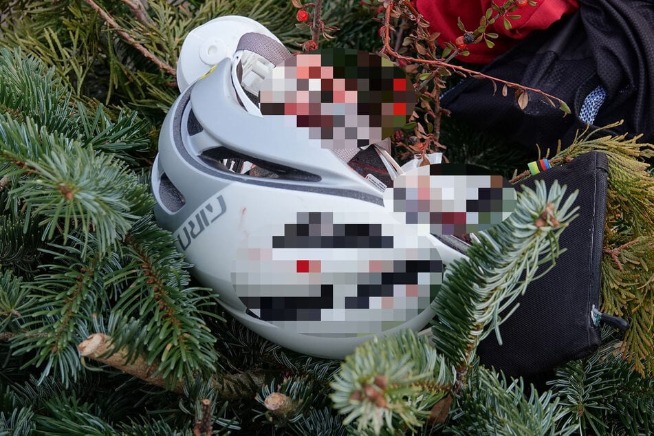 Der Helm ist blutverschmiert.