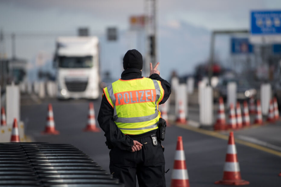 Der 15-Jährige floh über die A8 nach Österreich. (Symbolbild)
