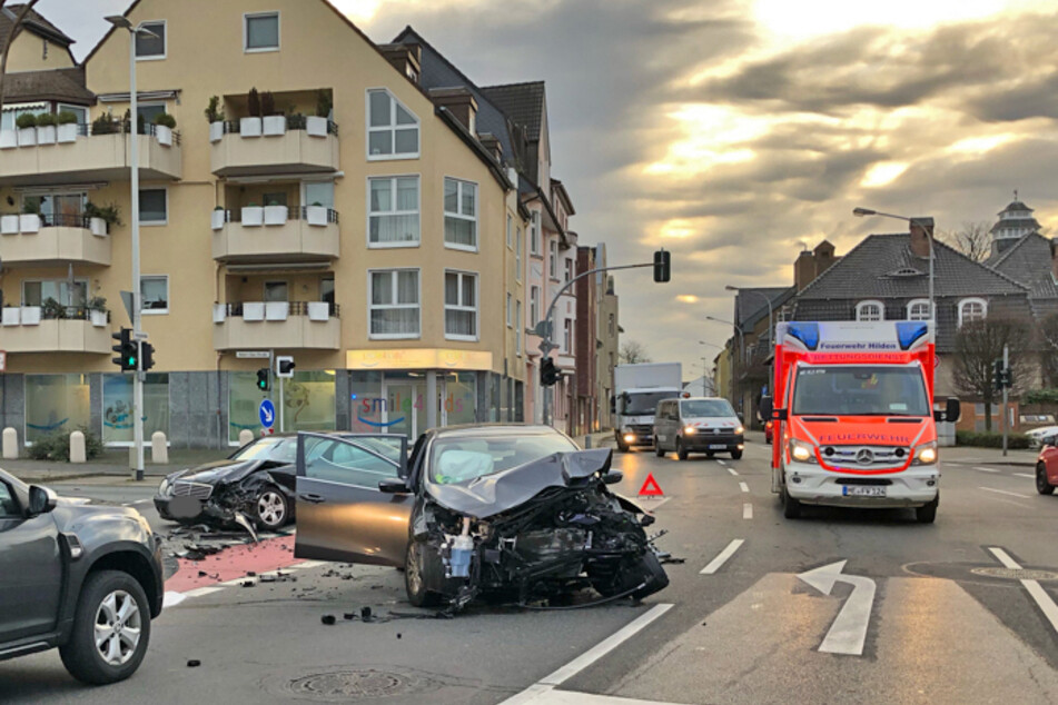 Ein Kia und ein Mercedes wurden bei dem Unfall schrottreif beschädigt.