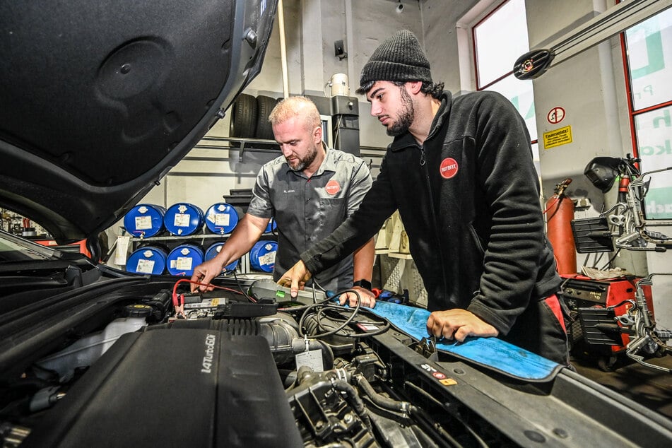 Was mit Autos lernen? Die BA hat in Sachsen knapp 200 Berater in 13 Jugendberufsagenturen am Start. Sie helfen bei der Berufswahl.