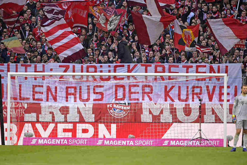 Auch Fans des FC Bayern München nahmen den Hessischen Innenminister Peter Beuth per Spruchband ins Visier.